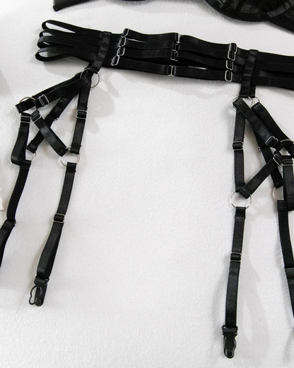 Síťované spodní prádlo s kovovými detaily