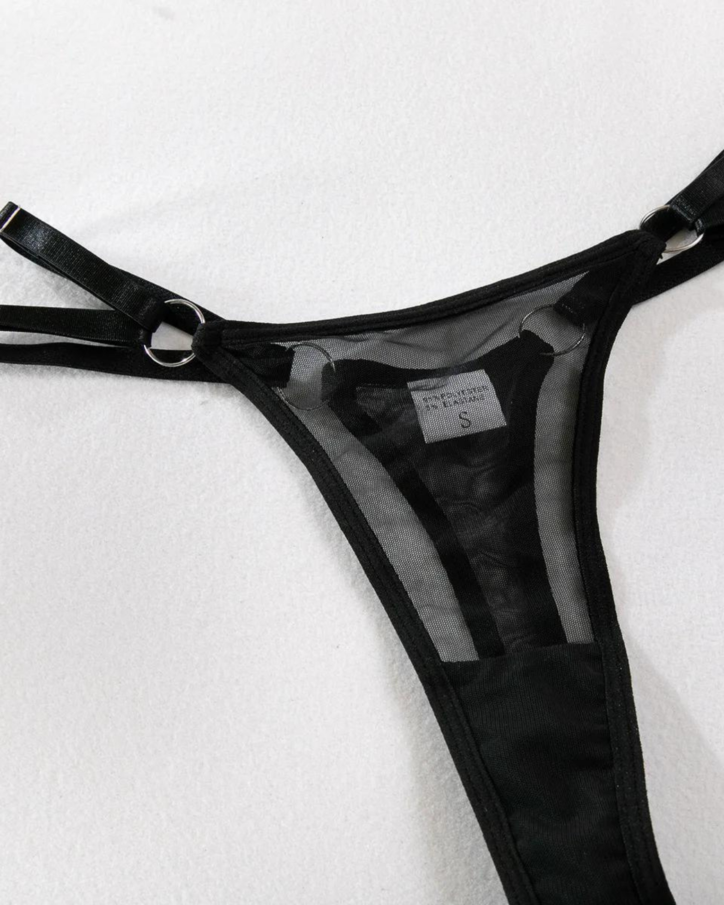 Síťované spodní prádlo s kovovými detaily