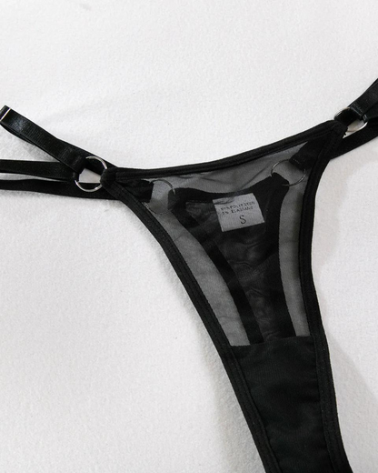 Síťované spodní prádlo s kovovými detaily