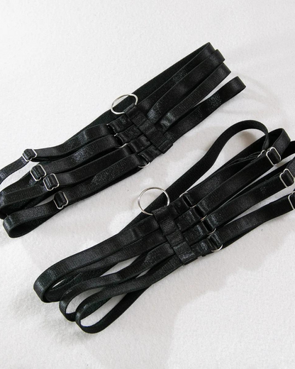 Síťované spodní prádlo s kovovými detaily