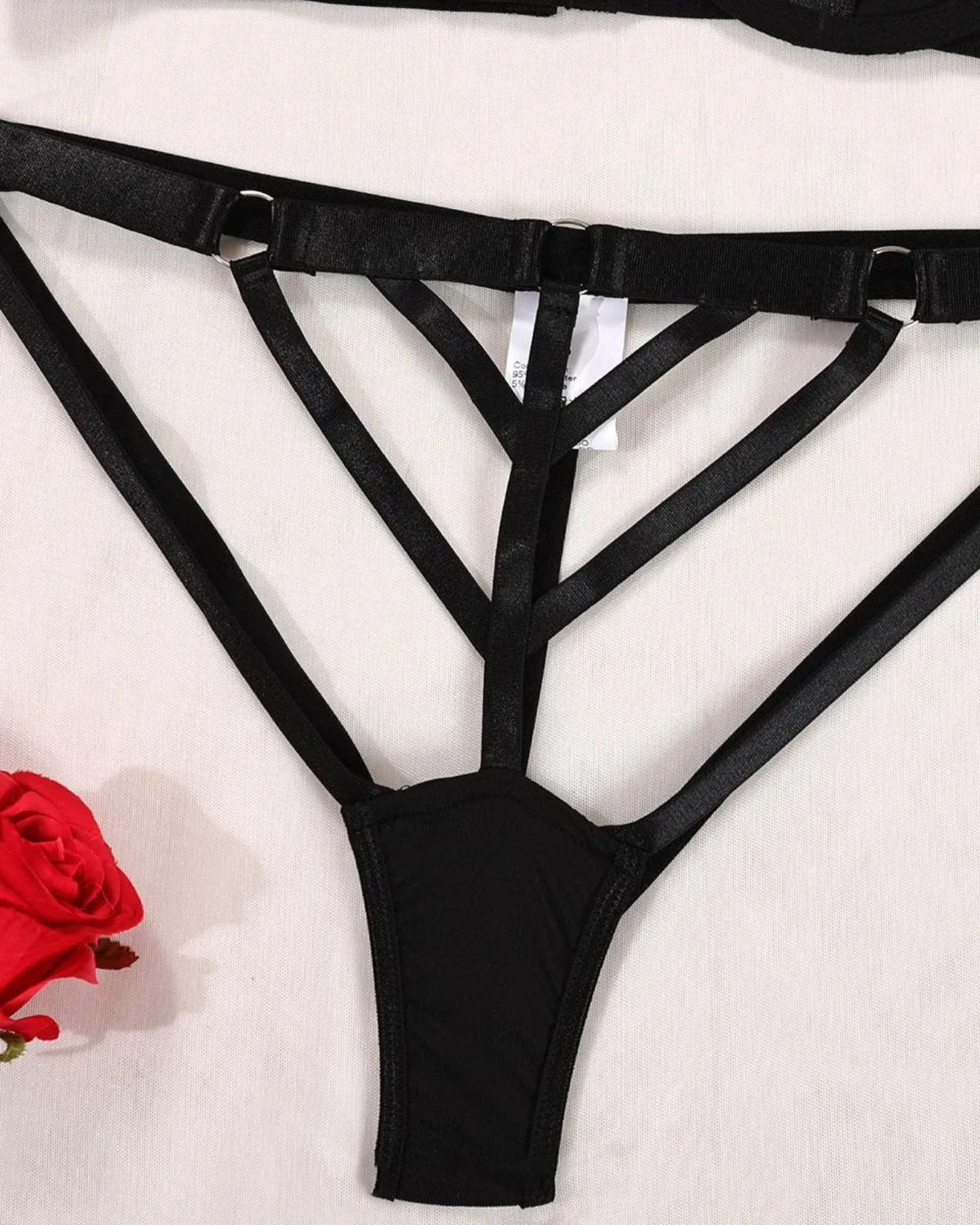 Sada spodního prádla s nastavitelnými ramínky a kovovými přezkami