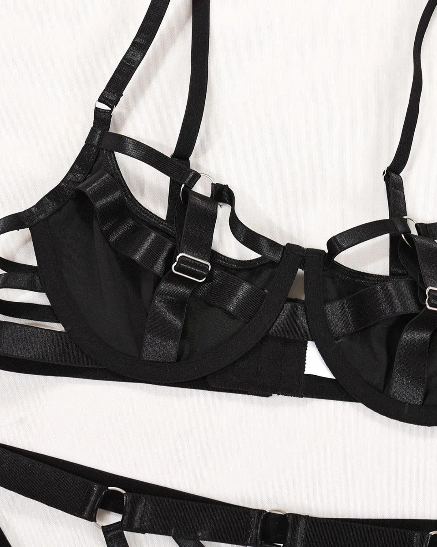 Sada spodního prádla s nastavitelnými ramínky a kovovými přezkami