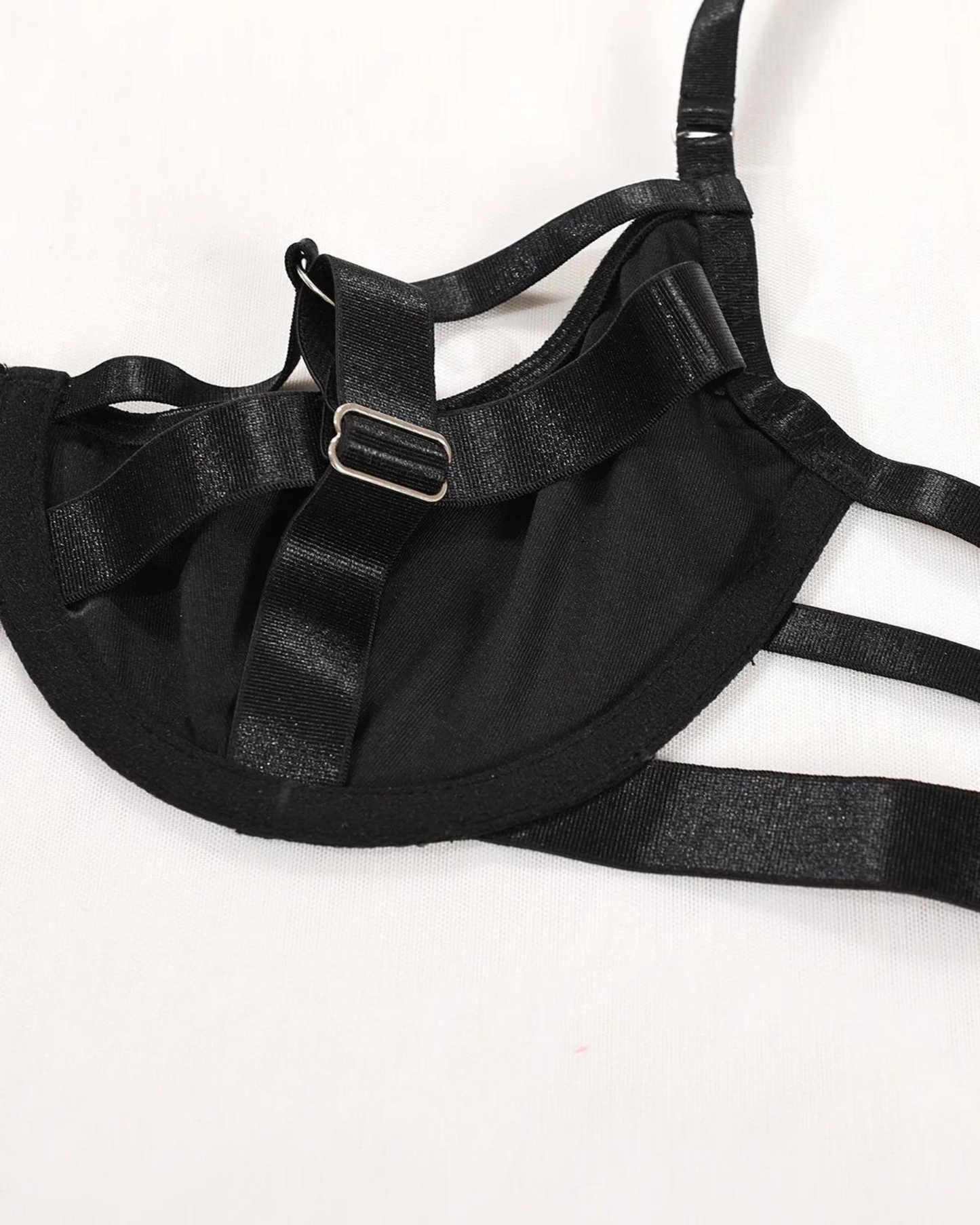 Sada spodního prádla s nastavitelnými ramínky a kovovými přezkami