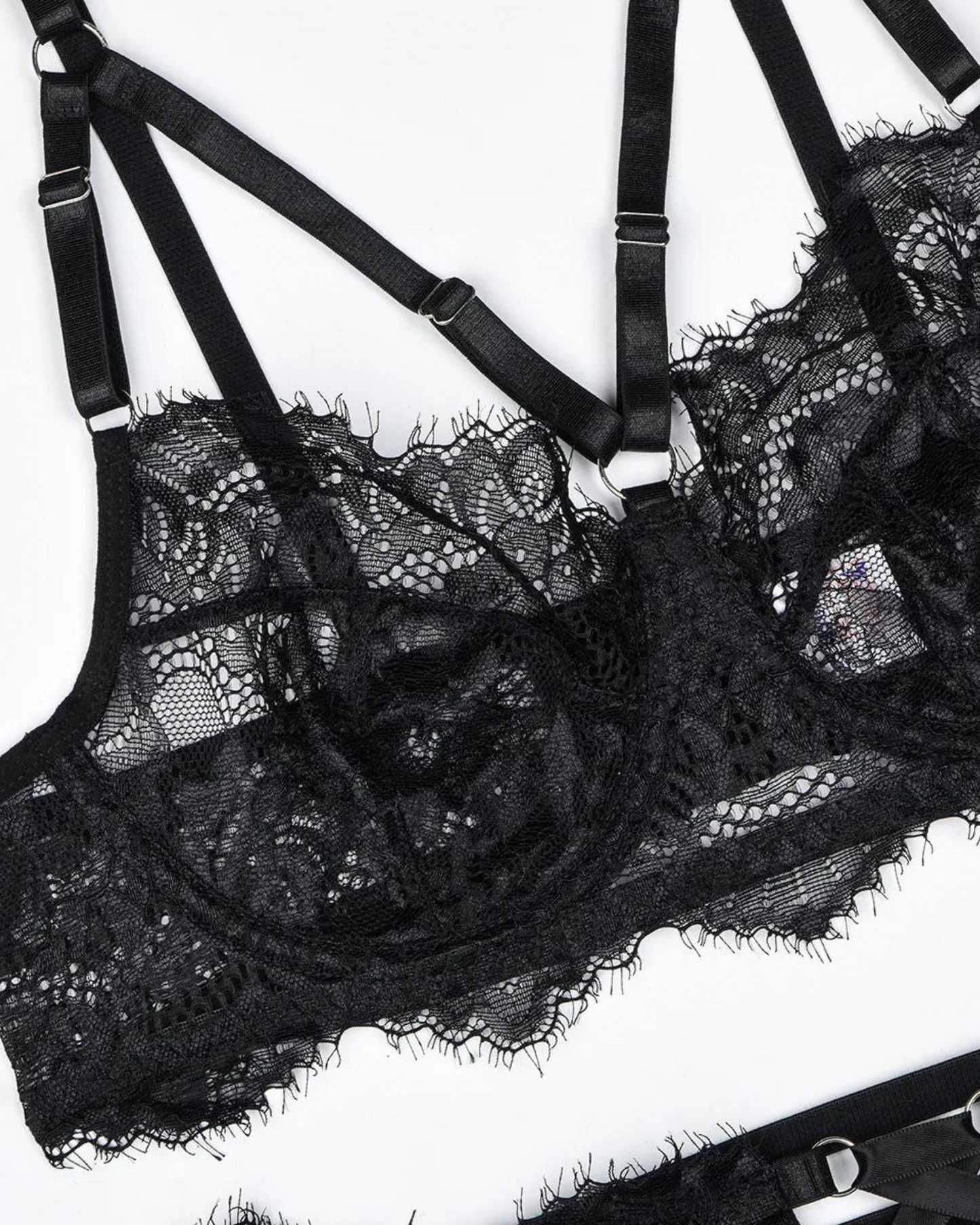 Krajkové spodní prádlo s tylovým podvazkovým pásem