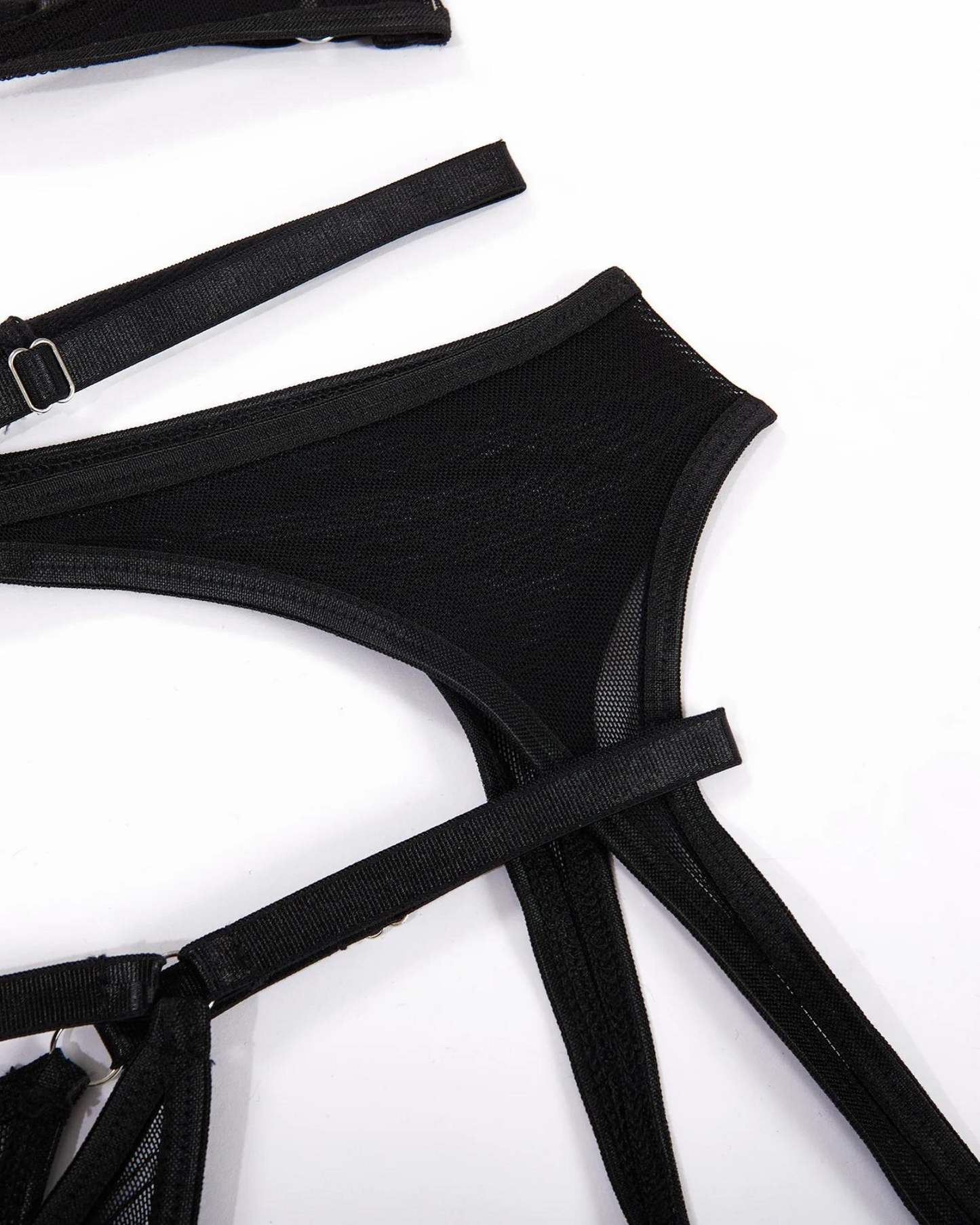 Sada spodního prádla s ozdobnými výřezy a stehenními ramínky