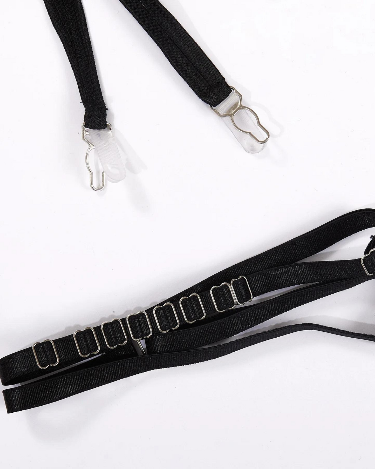 Sada spodního prádla s ozdobnými výřezy a stehenními ramínky