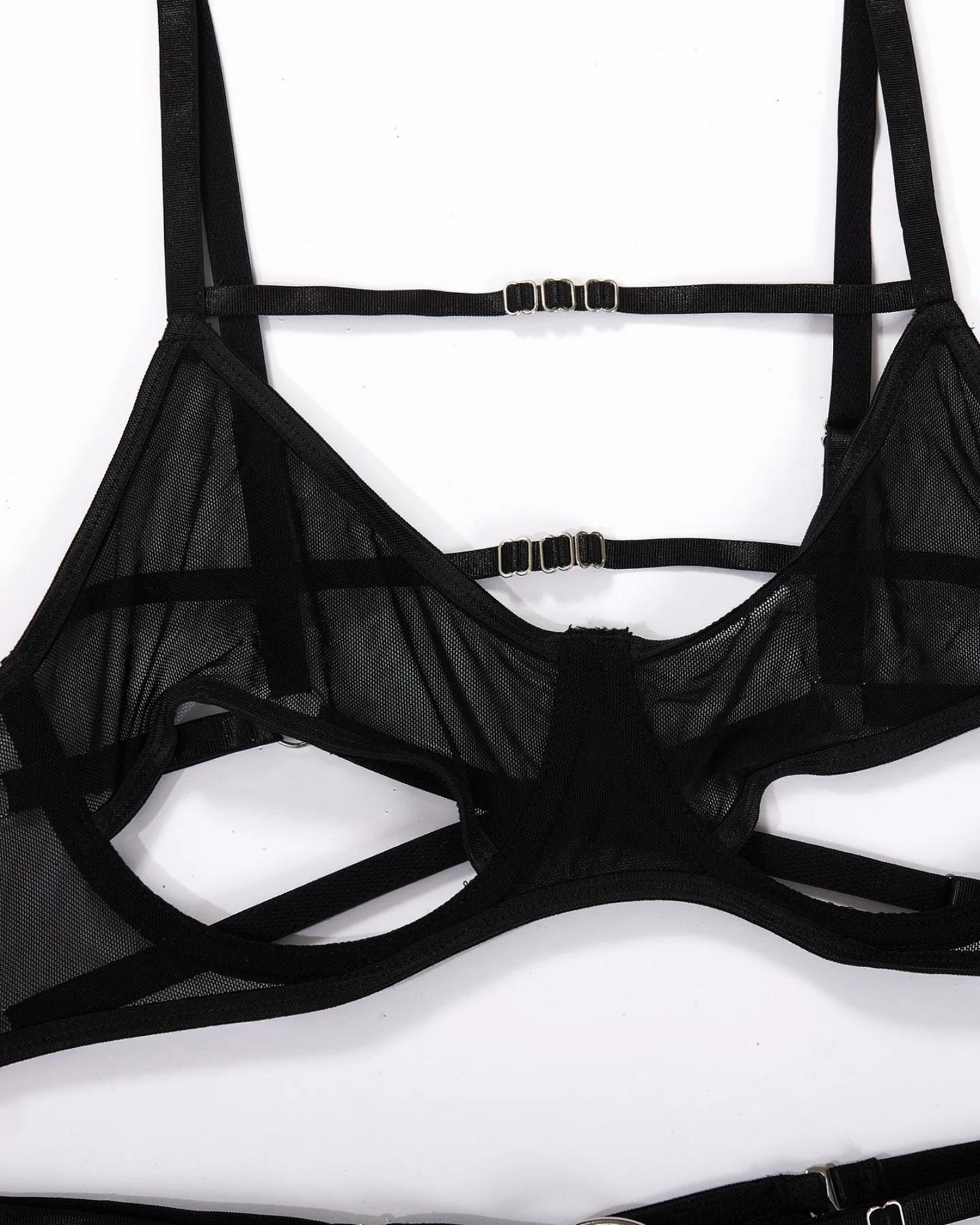 Sada spodního prádla s ozdobnými výřezy a stehenními ramínky