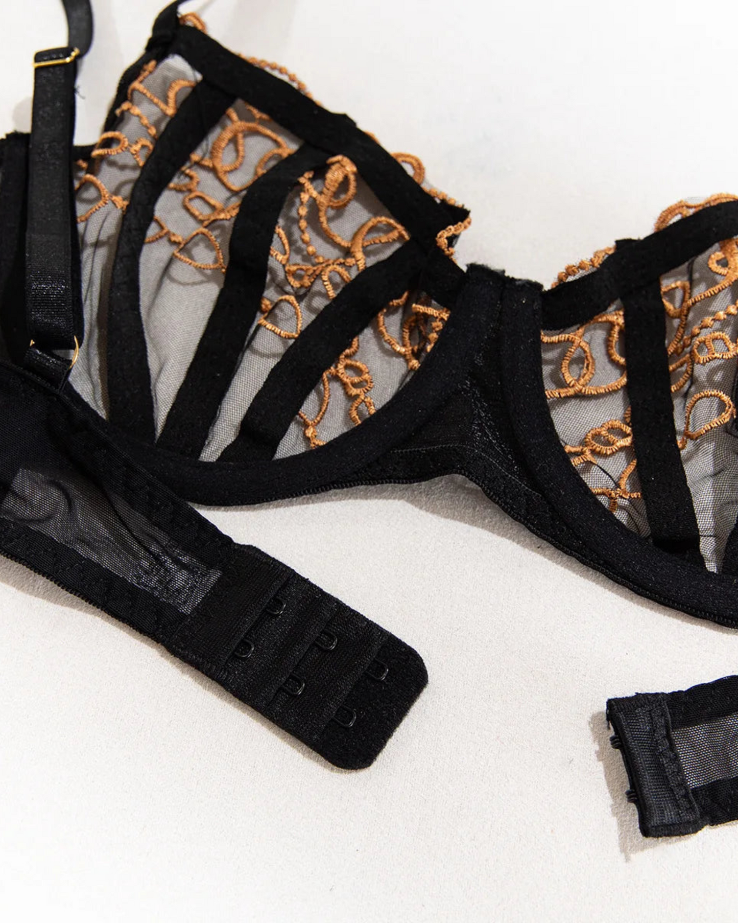 Smyslná sada spodního prádla s výšivkou