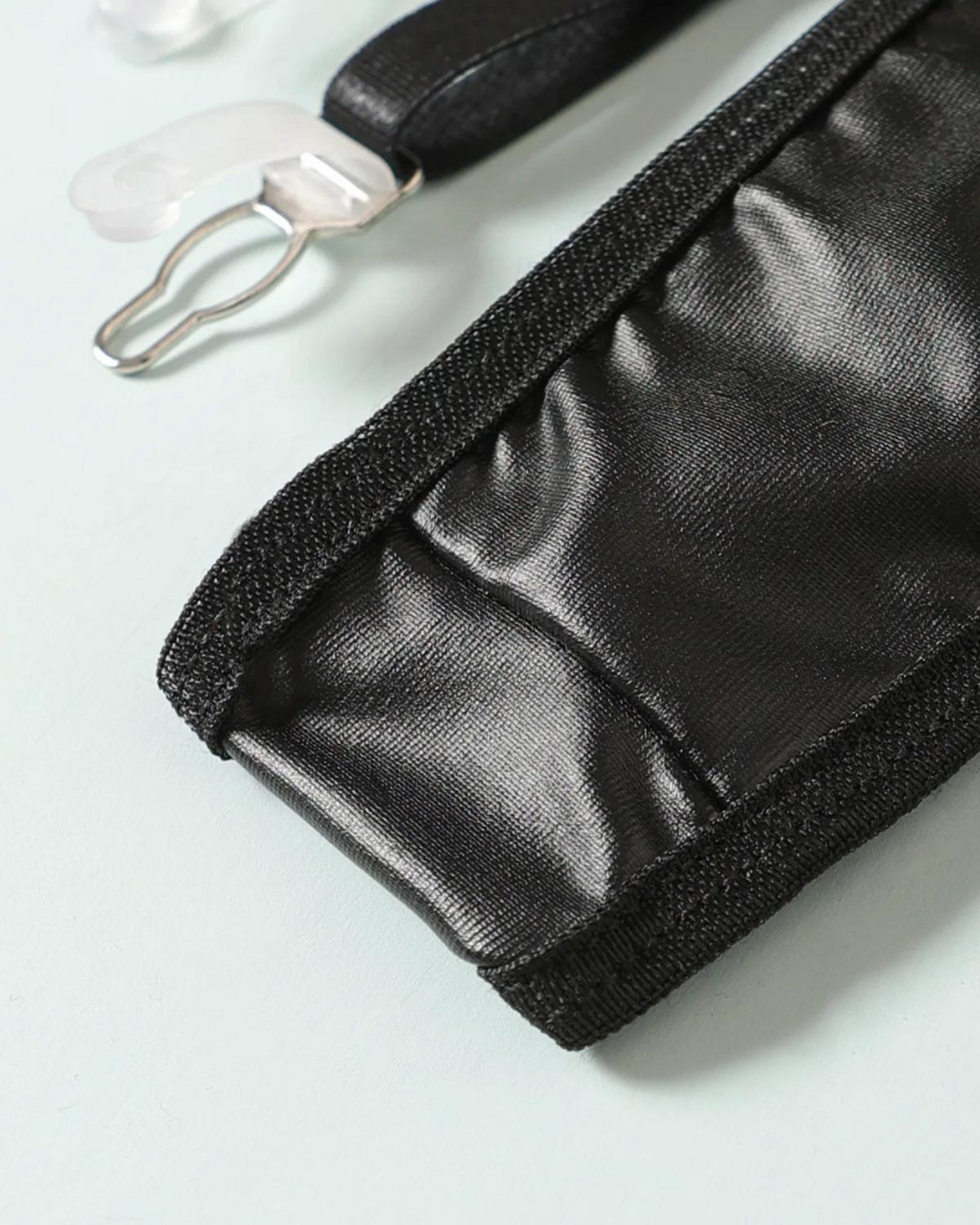 Kožené spodní prádlo s výřezy