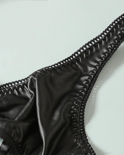 Kožené spodní prádlo s výřezy