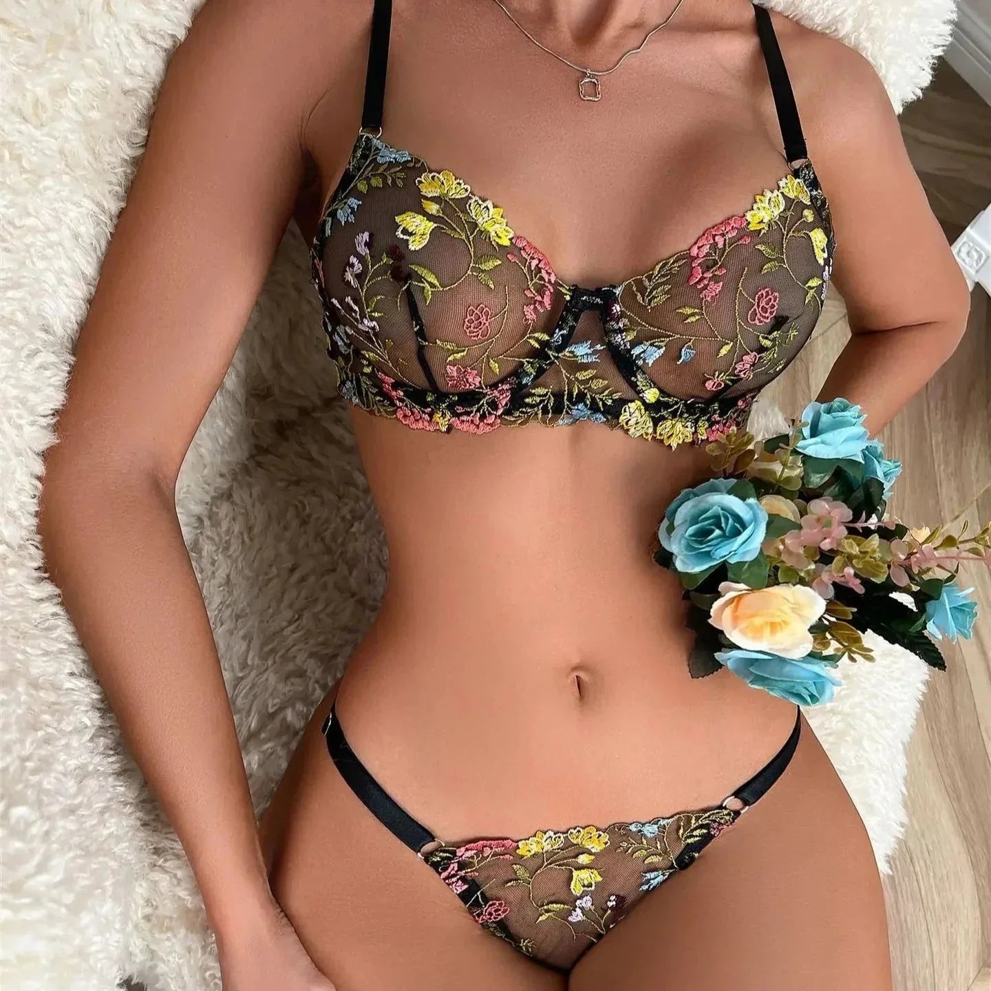 Síťované spodní prádlo s květinovou výšivkou