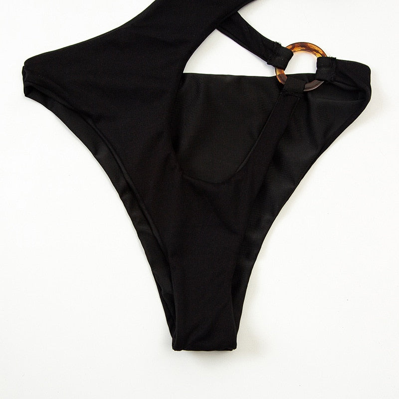 Jednodílné plavky s výstřihy a střihem do V