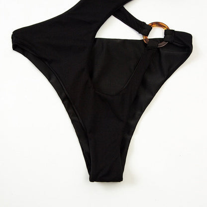 Jednodílné plavky s výstřihy a střihem do V