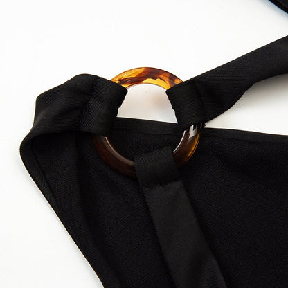 Jednodílné plavky s výstřihy a střihem do V