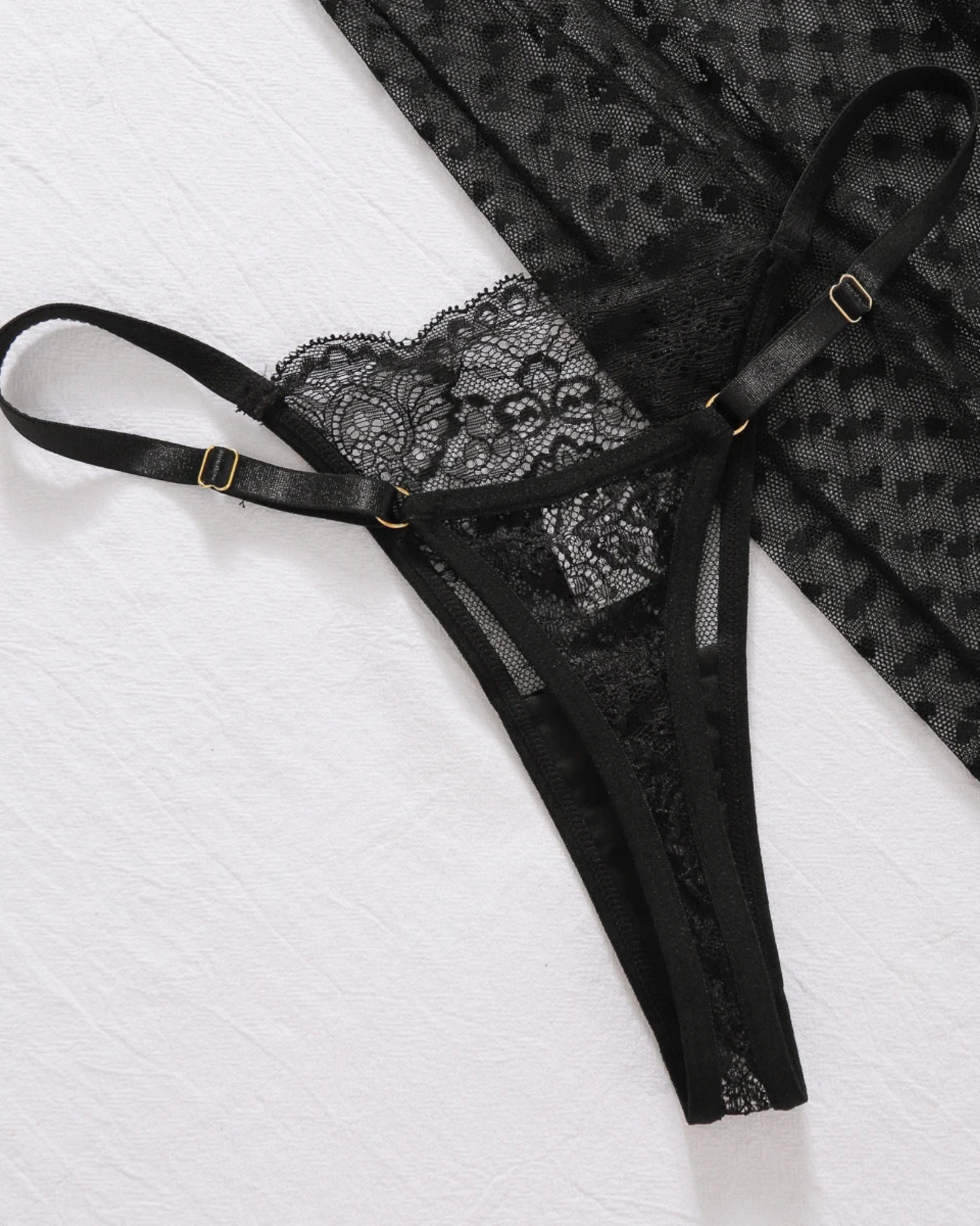 Dlouhá noční košilka z průhledného materiálu