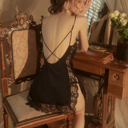 Krátká krajková noční košilka s bočními výstřihy