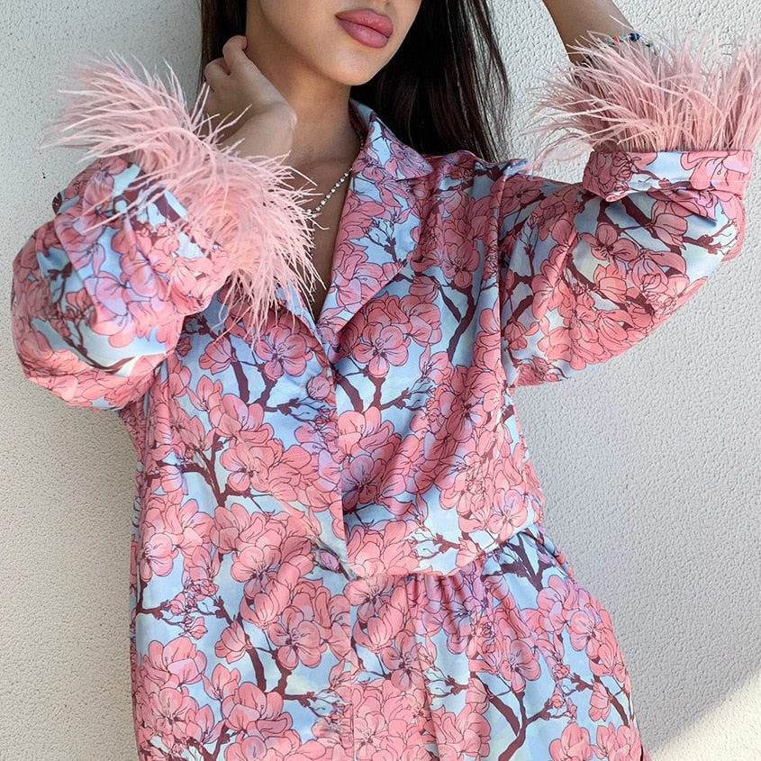 Dámské krátké pyžamo s ozdobným peřím