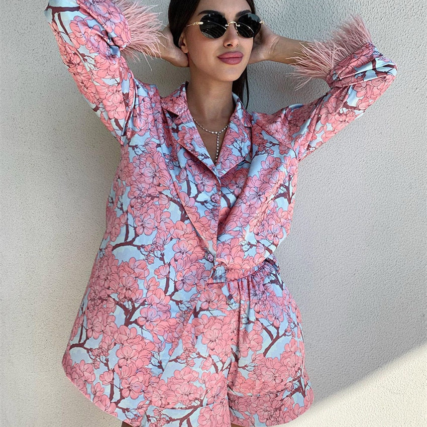 Dámské krátké pyžamo s ozdobným peřím