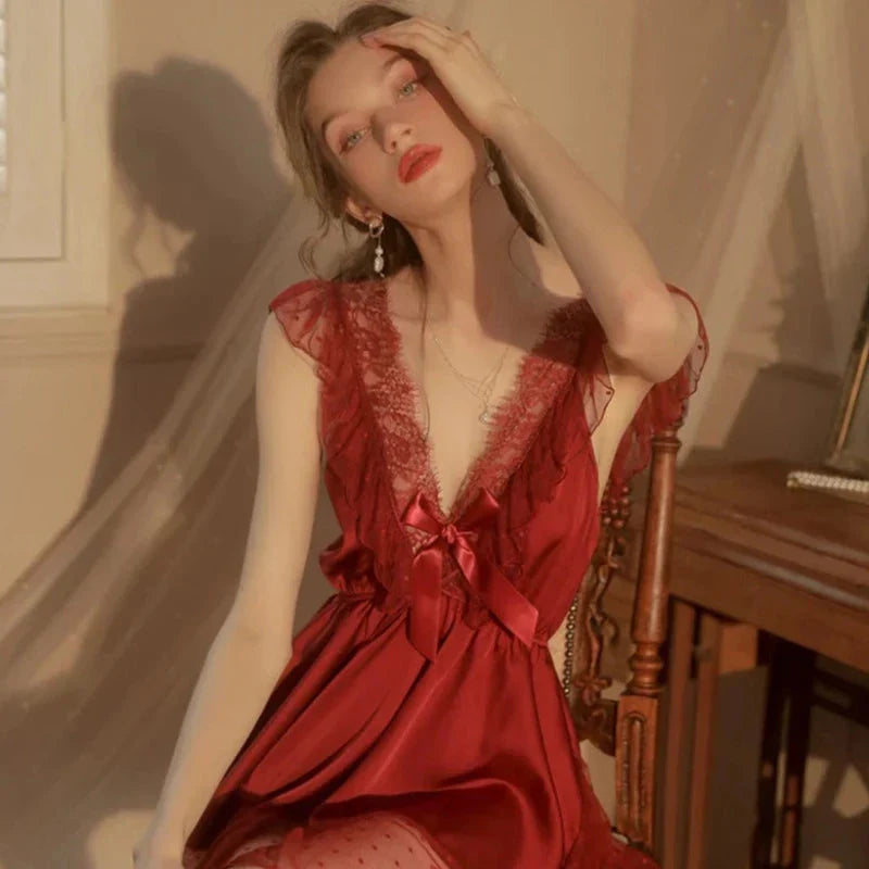 Krátká saténová noční košilka s volánky