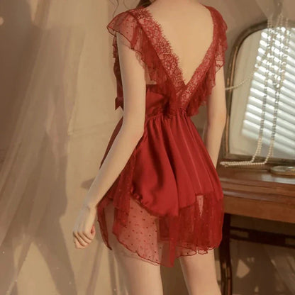 Krátká saténová noční košilka s volánky