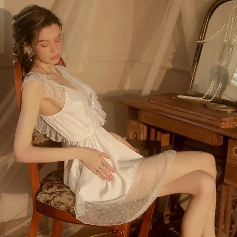 Krátká saténová noční košilka s volánky