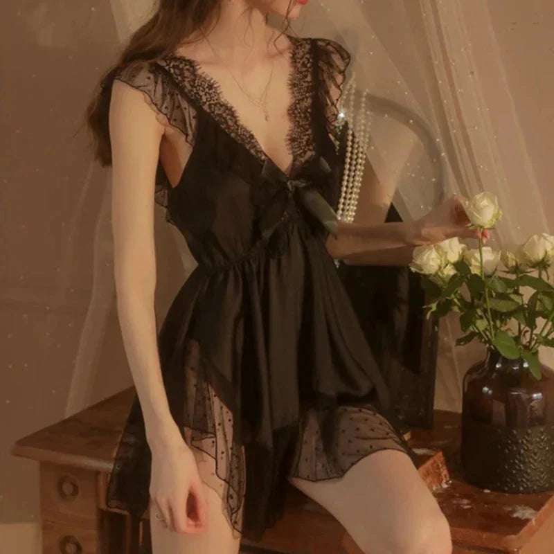 Krátká saténová noční košilka s volánky