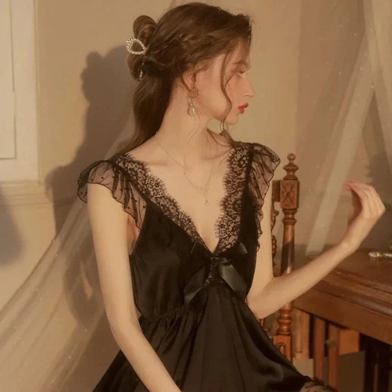 Krátká saténová noční košilka s volánky