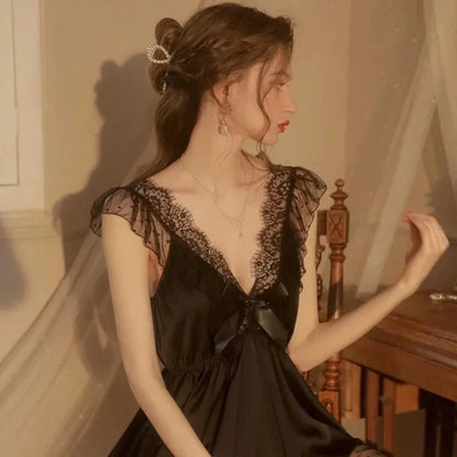 Krátká saténová noční košilka s volánky