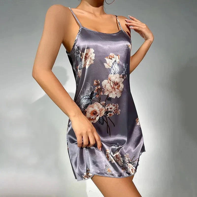 Krátká saténová noční košilka s květinovým motivem