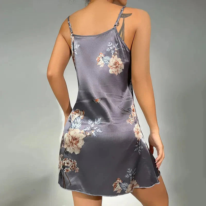 Krátká saténová noční košilka s květinovým motivem