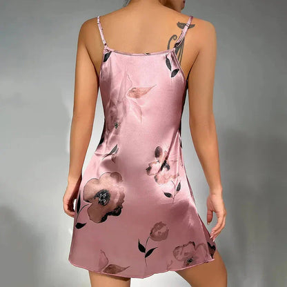 Krátká saténová noční košilka s květinovým motivem