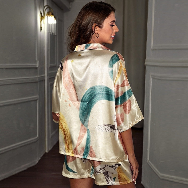 Dámské krátké saténové pyžamo s košilí