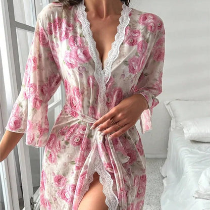 Krátký, průhledný župan s krajkou a květinovým motivem