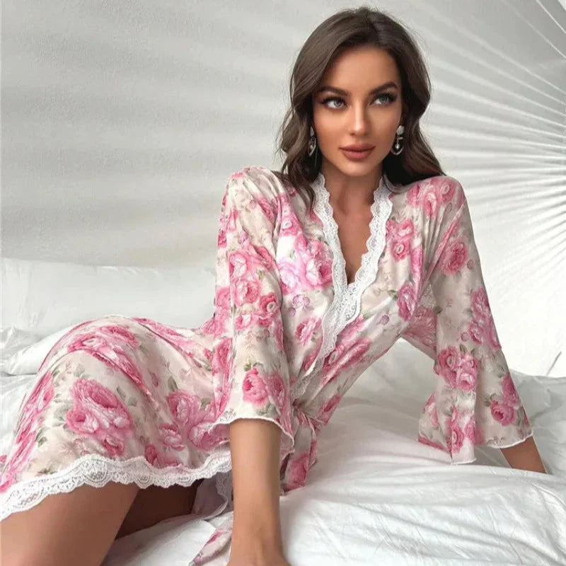 Krátký, průhledný župan s krajkou a květinovým motivem