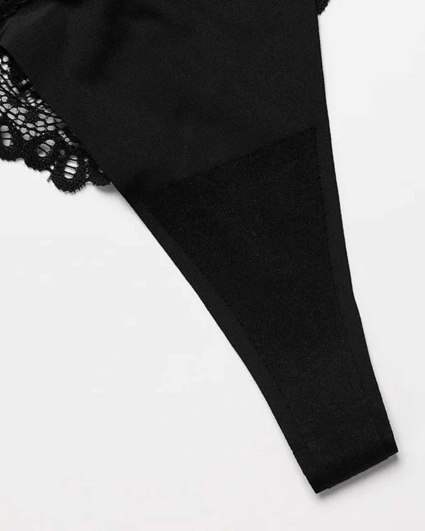 Kalhotky s krajkovým lemem a ramínky