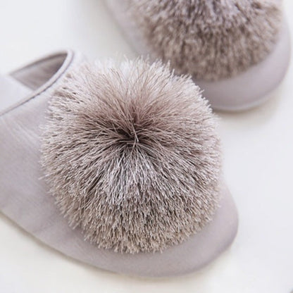 Měkké, elegantní pantofle s bambulkou