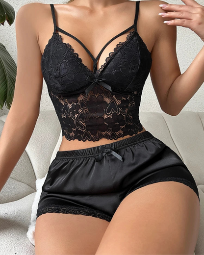 Krátké pyžamo s krajkovým lemem a saténovými kraťasy