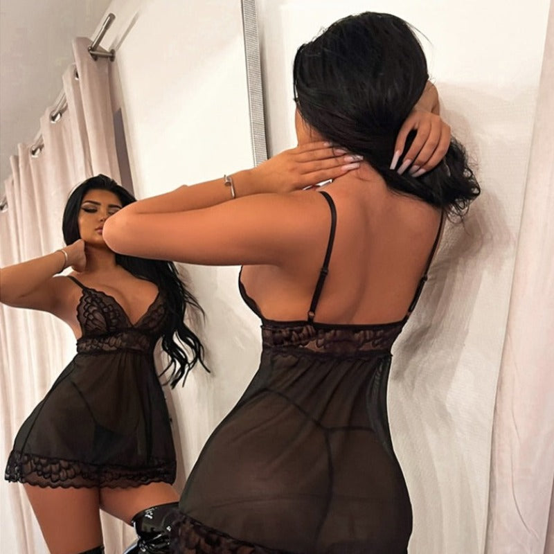 Průsvitná noční košilka s krajkovými vsadkami