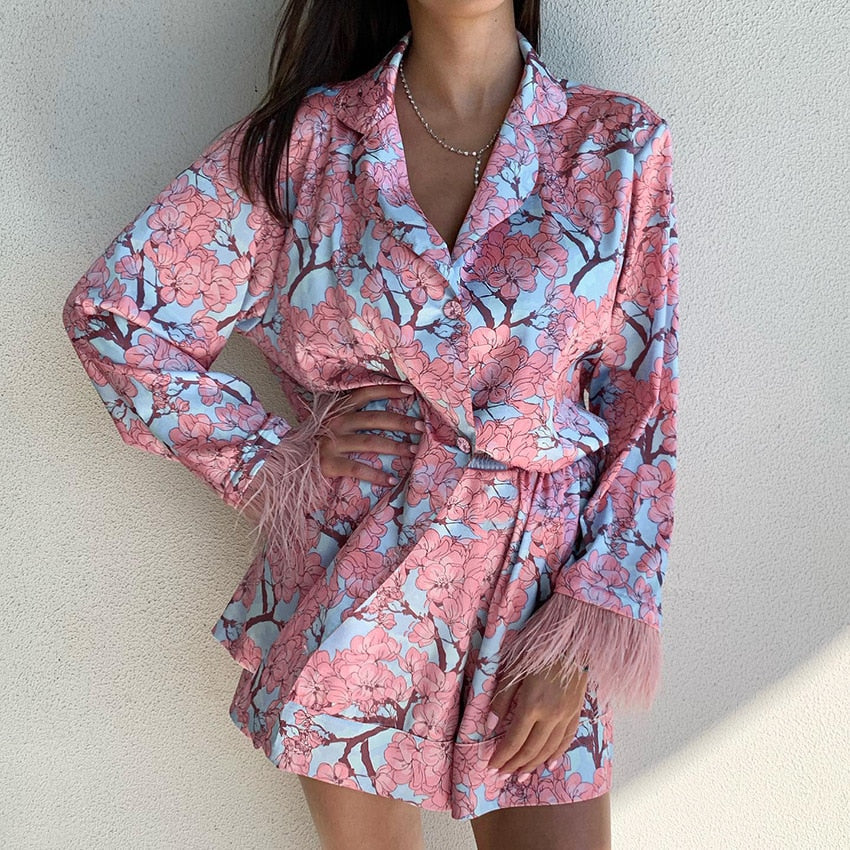 Dámské krátké pyžamo s ozdobným peřím