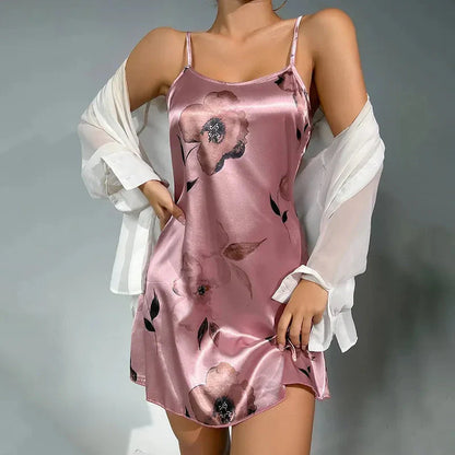 Krátká saténová noční košilka s květinovým motivem