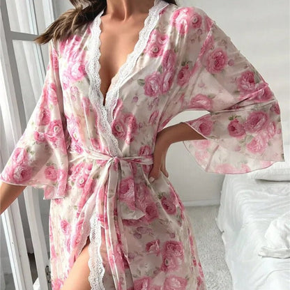 Krátký, průhledný župan s krajkou a květinovým motivem