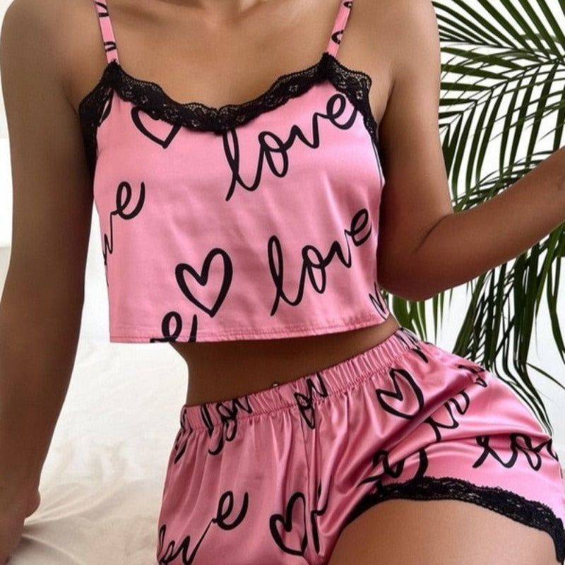 Dámské saténové pyžamo s potiskem srdíček a nápisem láska