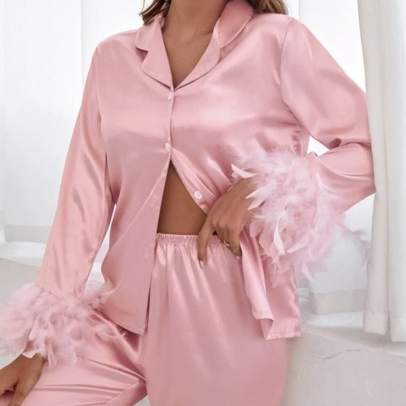 Dámské saténové pyžamo zdobené peřím