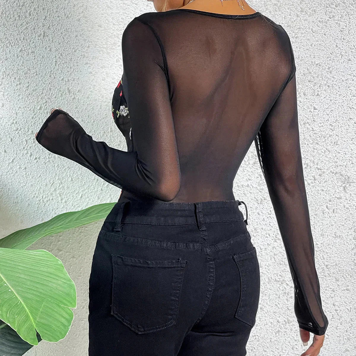 Síťované body s dlouhými rukávy a květinovou výšivkou