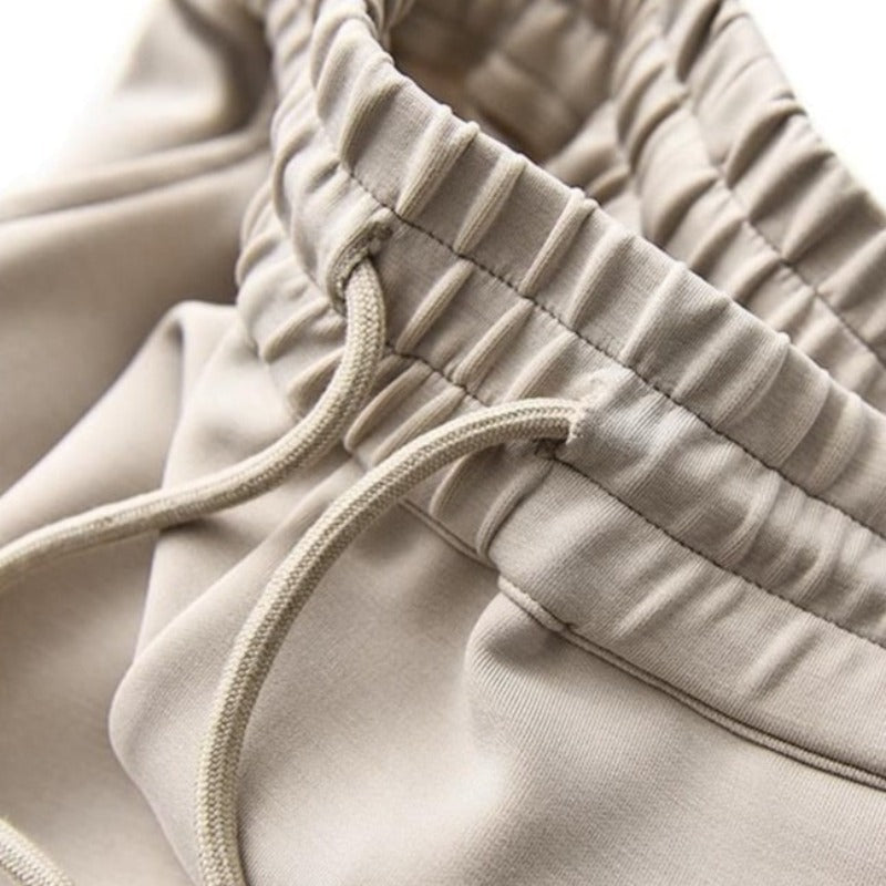 Tepláky se stahovací šňůrkou a ozdobným prošíváním