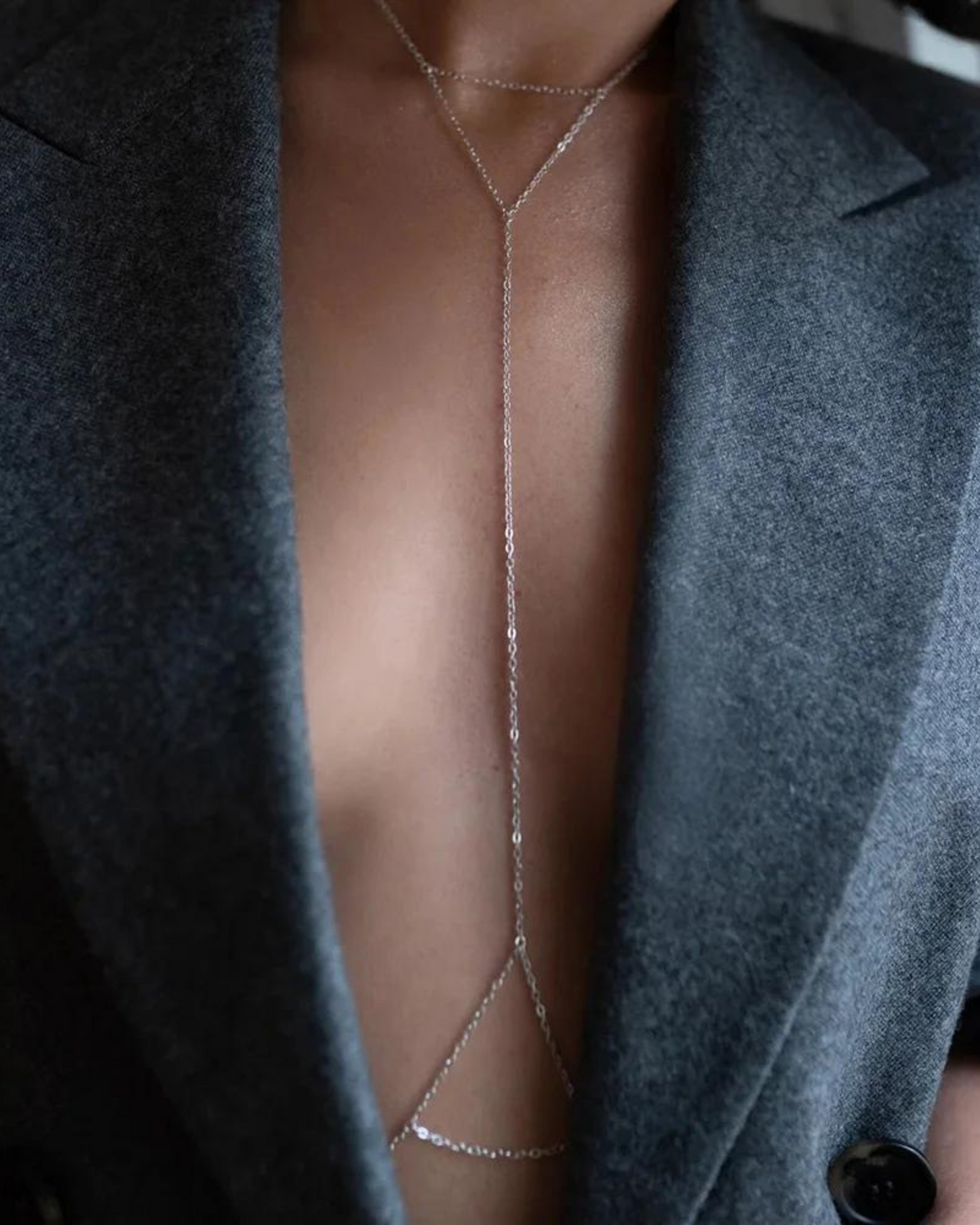 Smyslný stříbrný náprsník