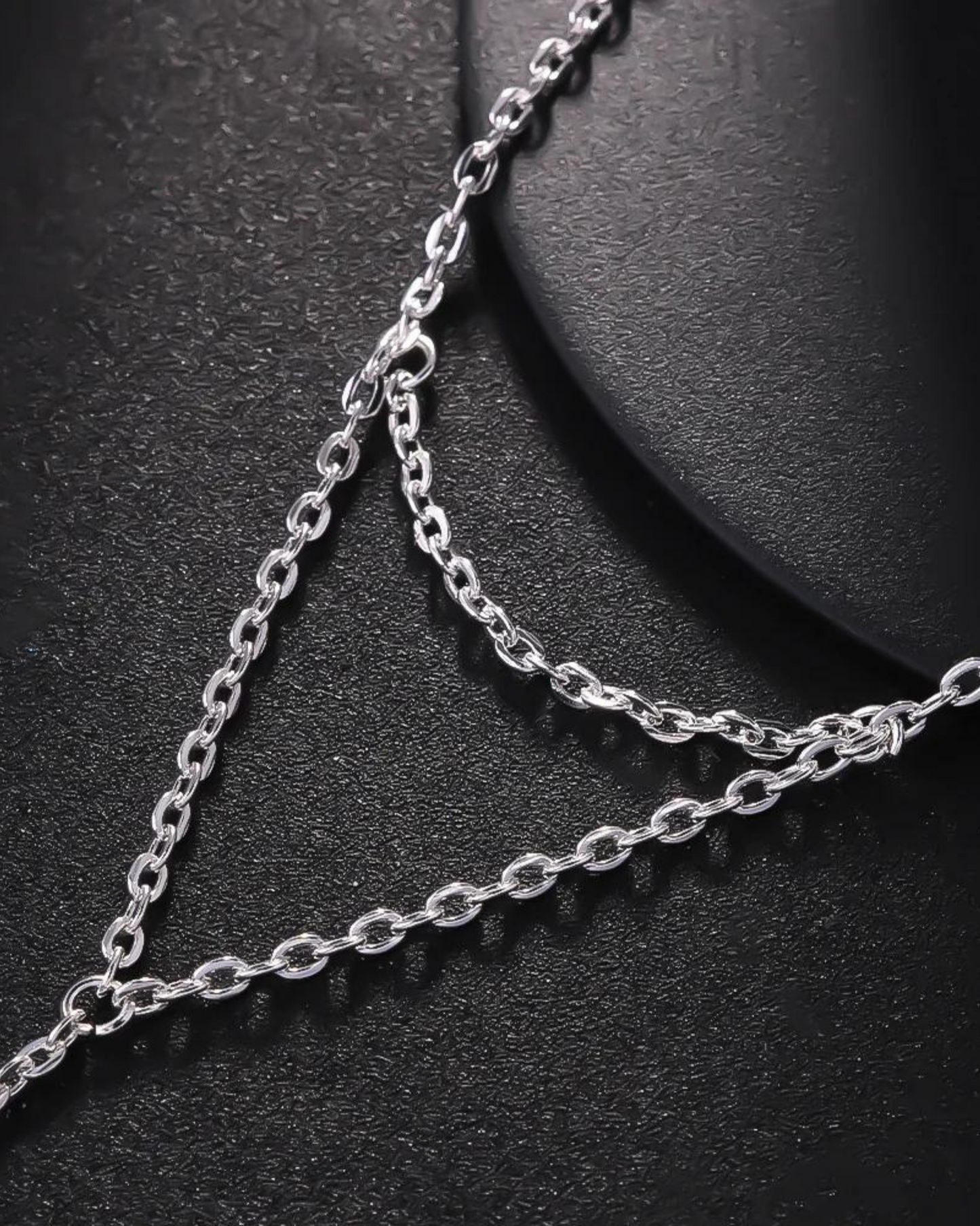 Smyslný stříbrný náprsník