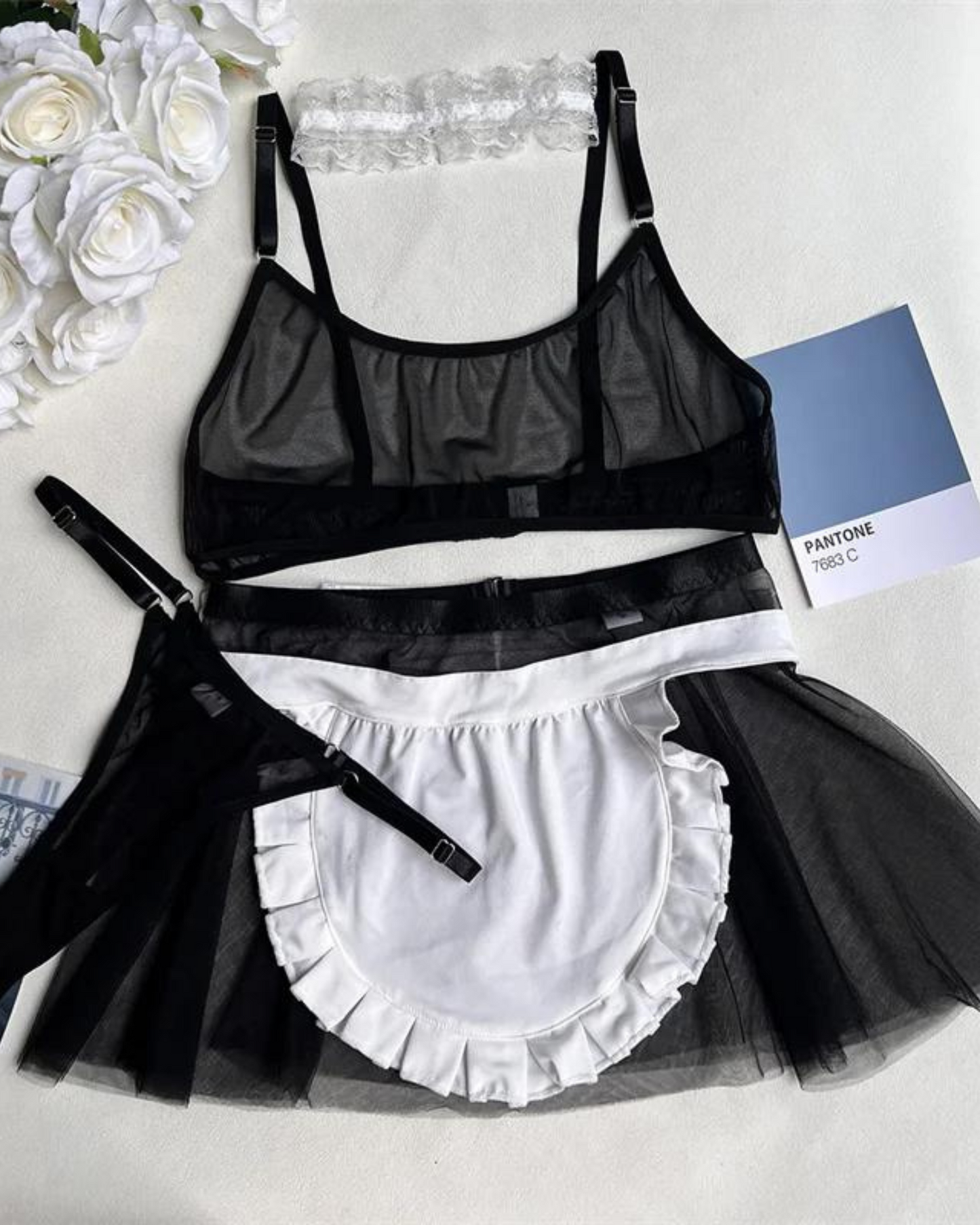 Smyslný outfit služebné se zástěrou