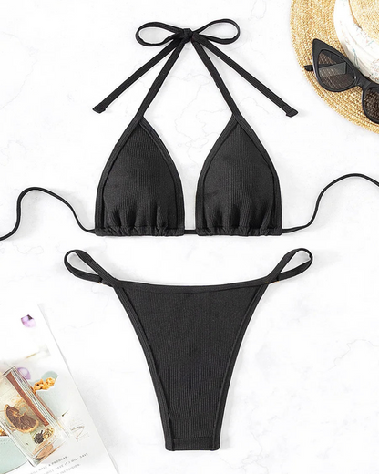 Dvoudílné plavky s ozdobnou sponou na kalhotky