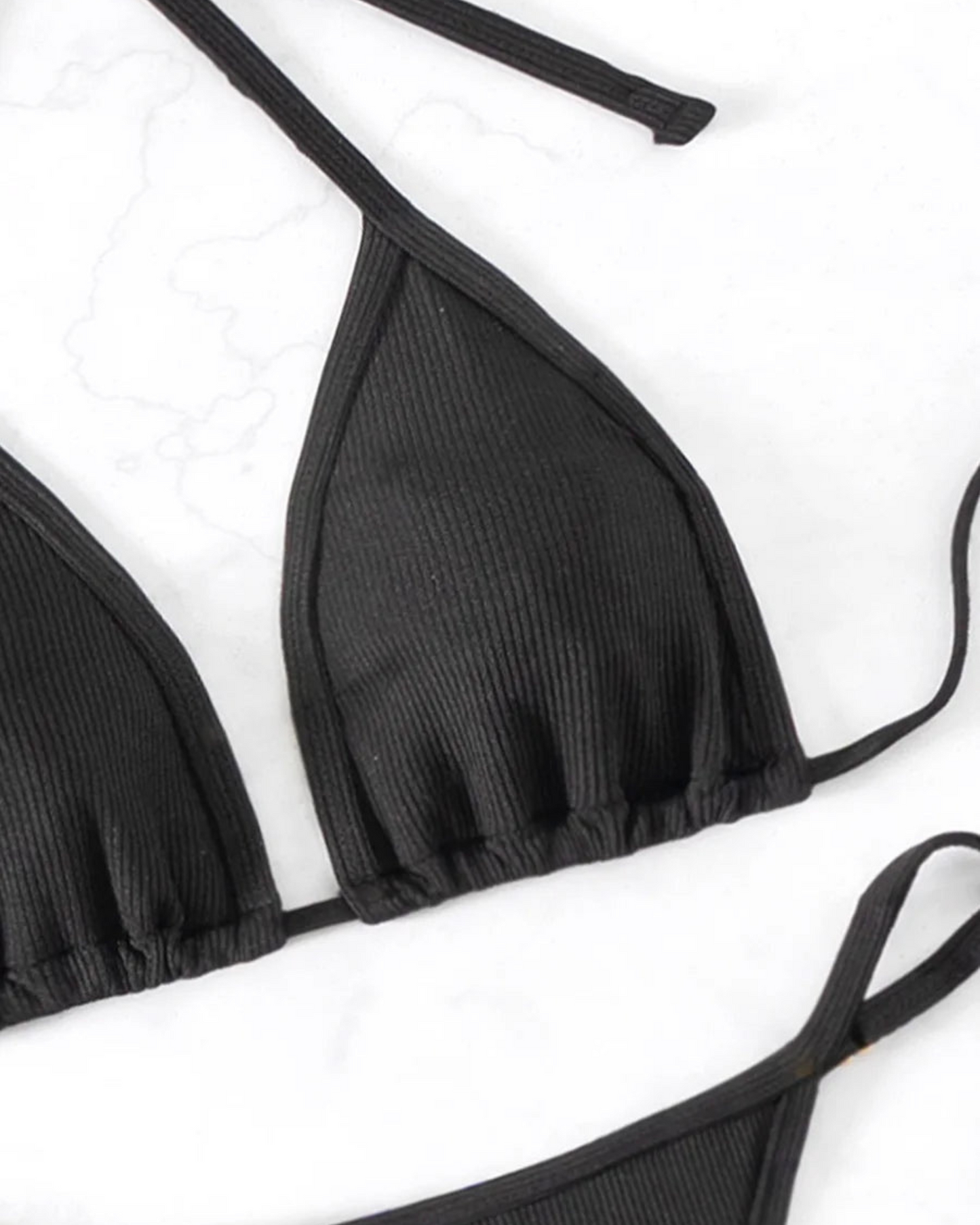 Dvoudílné plavky s ozdobnou sponou na kalhotky